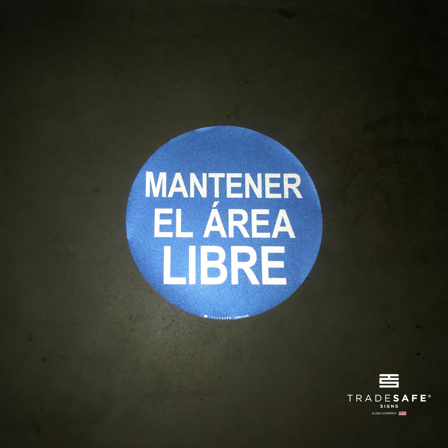 reflective attribute of mantener el área libre sign on black background