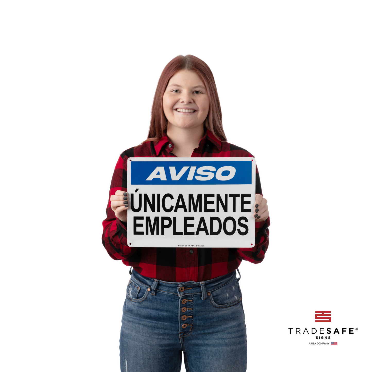 a person holding aviso únicamente empleados sign