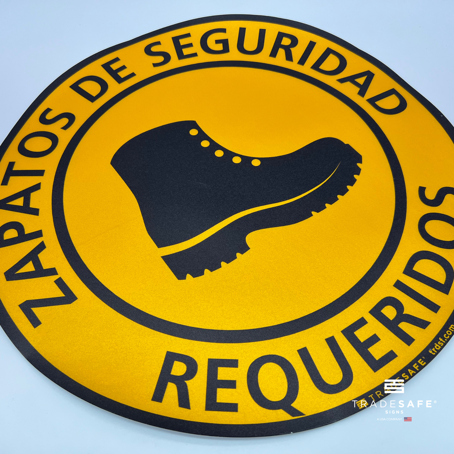 close-up of "zapatos de seguridad requeridos" sign