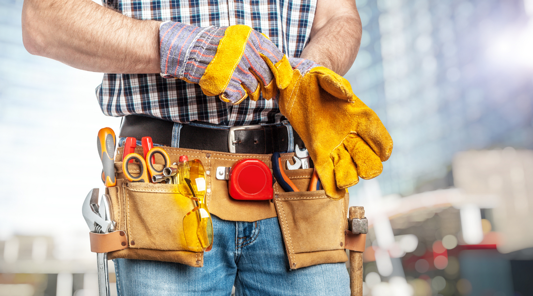 worker wearing heat resistant glove