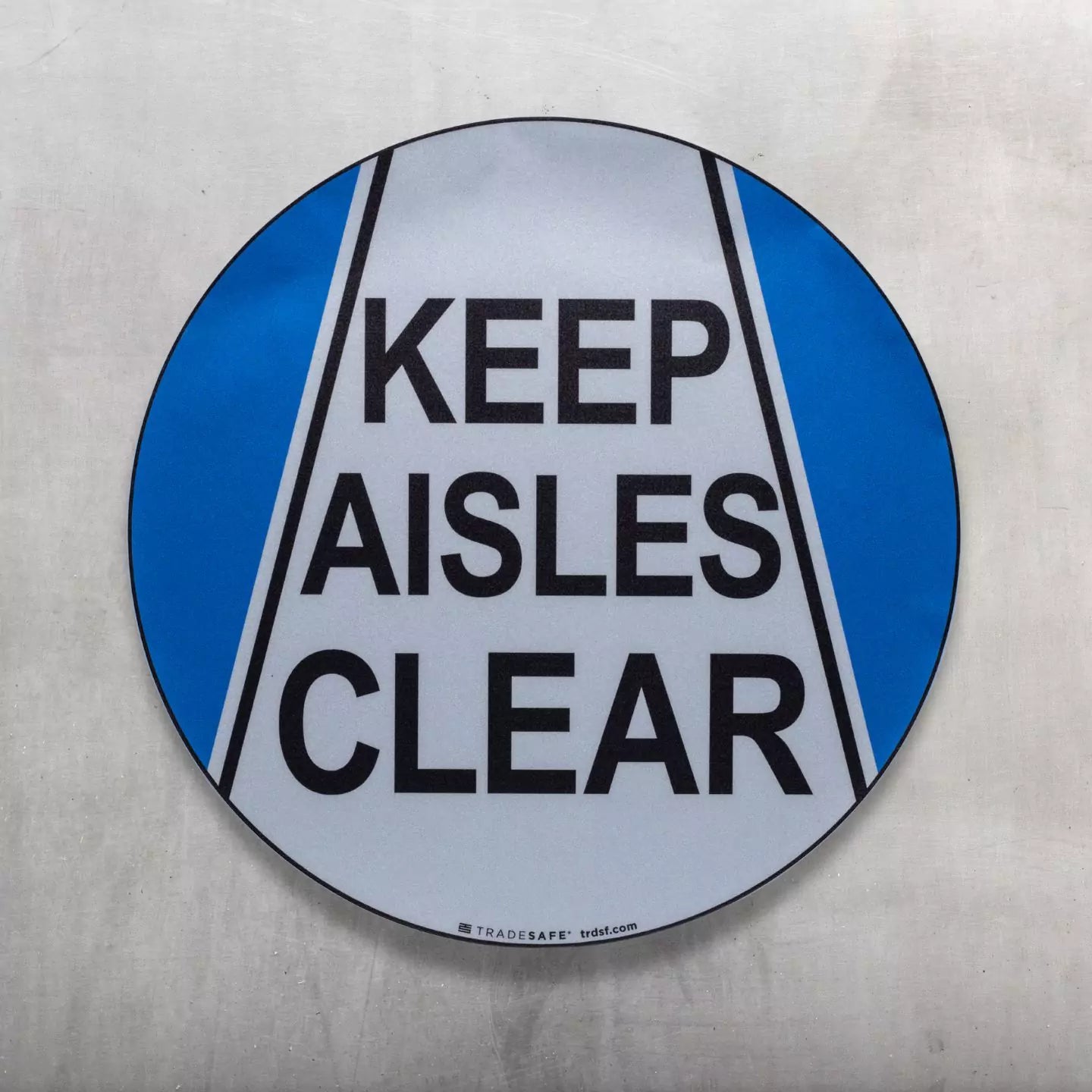 keep aisle clear sign on wall