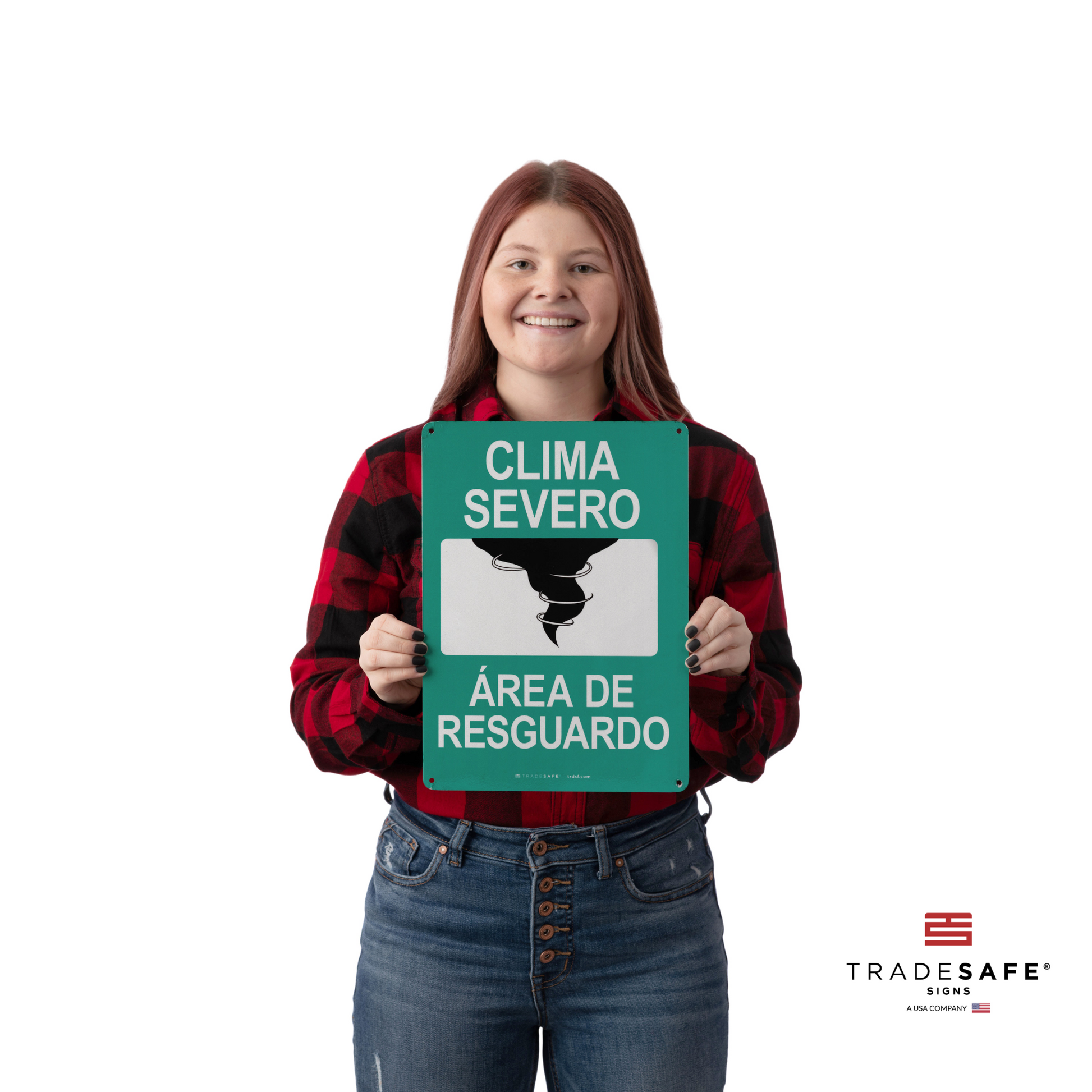 a person holding clima severo área de resguardo sign