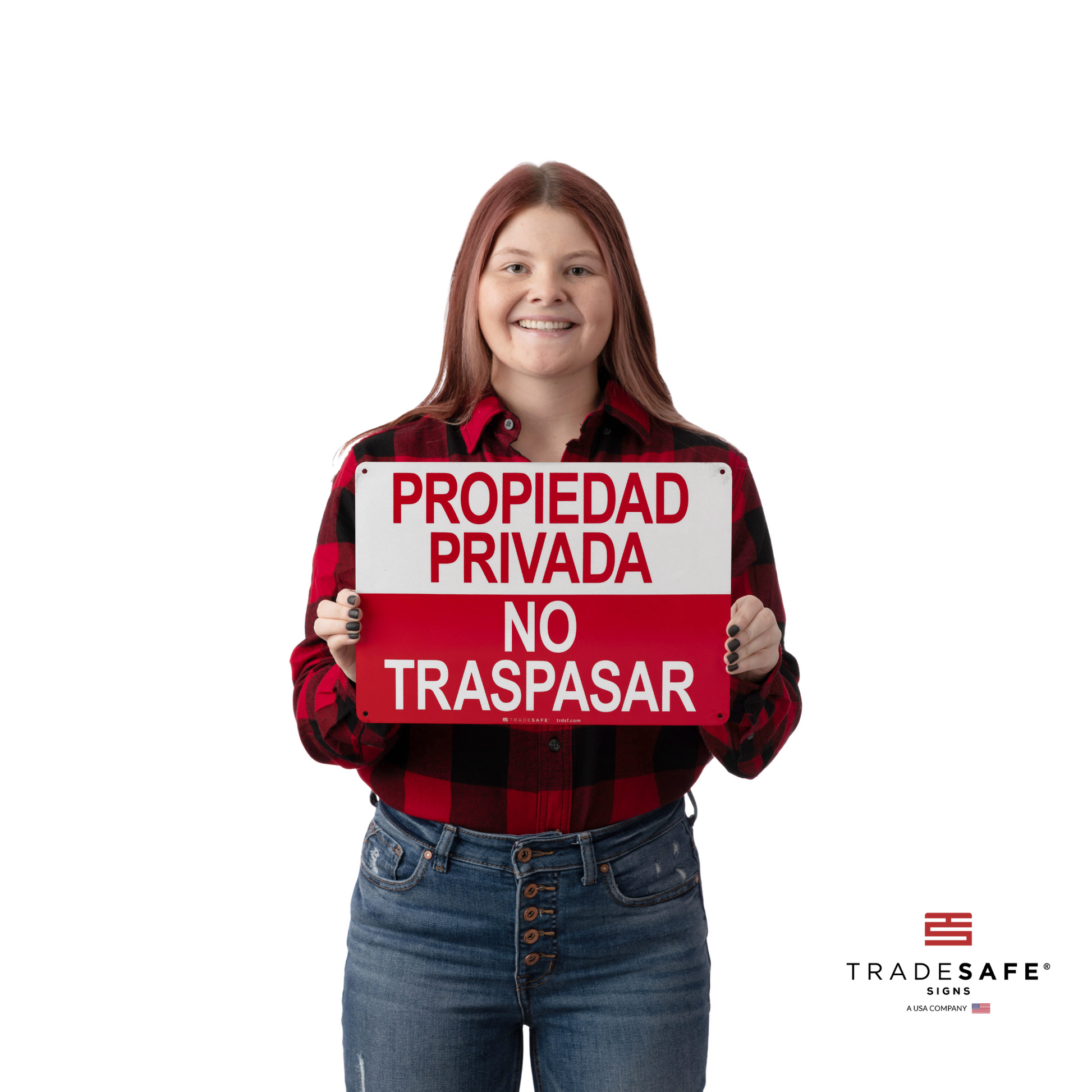 a person holding the propiedad privada no traspasar sign