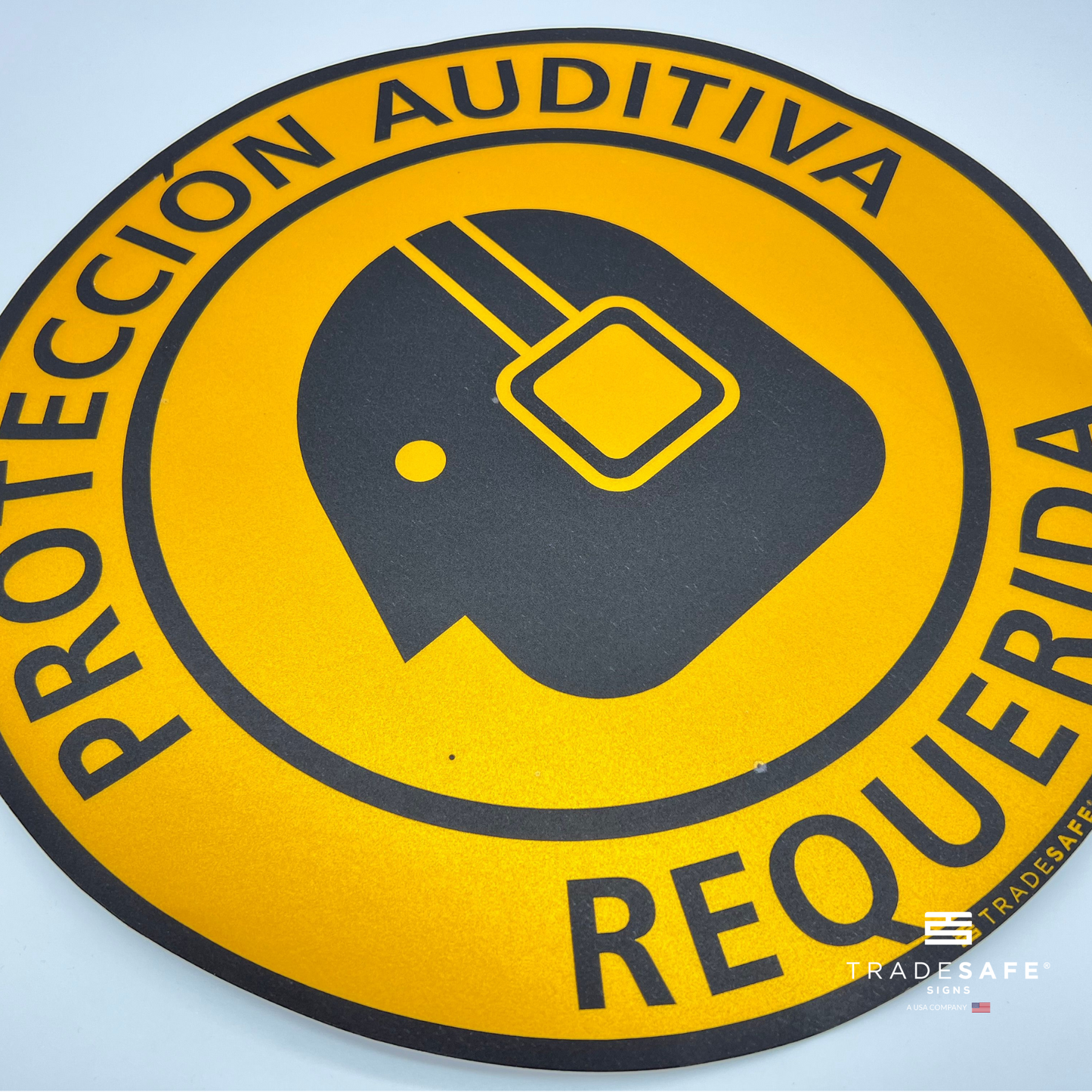 close-up of "protección auditiva requerida" sign