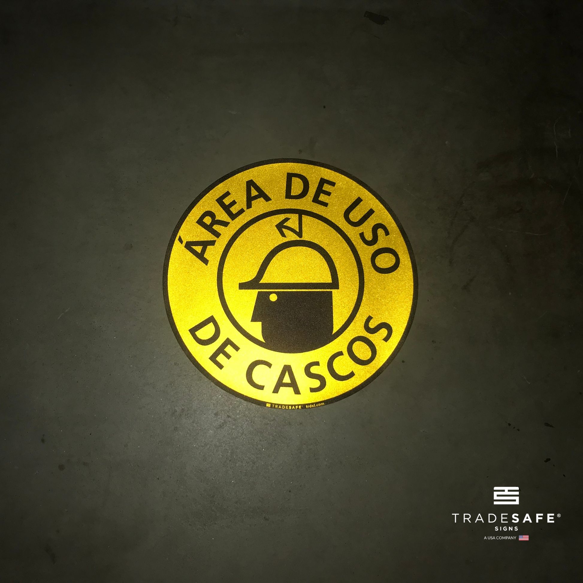 reflective attribute of adhesive vinyl "área de uso de cascos" sign on black background