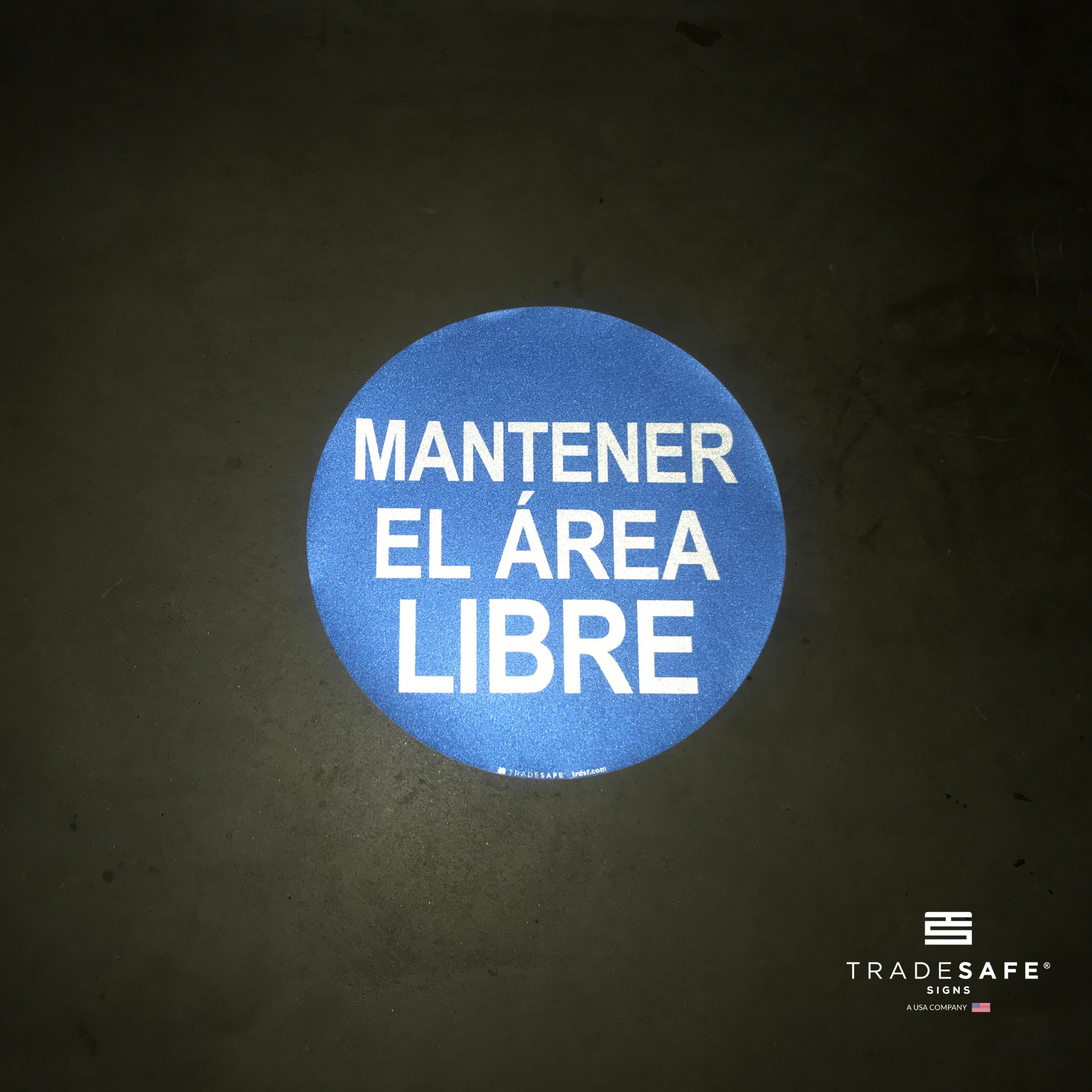 reflective attribute of mantener el área libre sign on black background