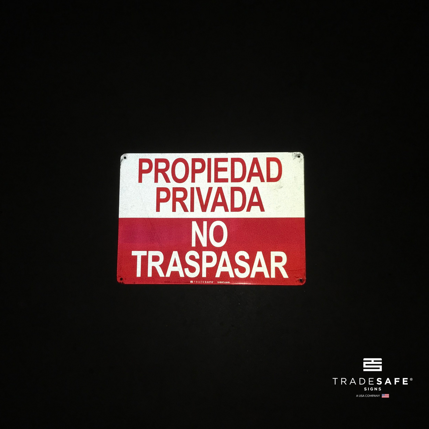 reflective attribute of propiedad privada no traspasar sign on black background