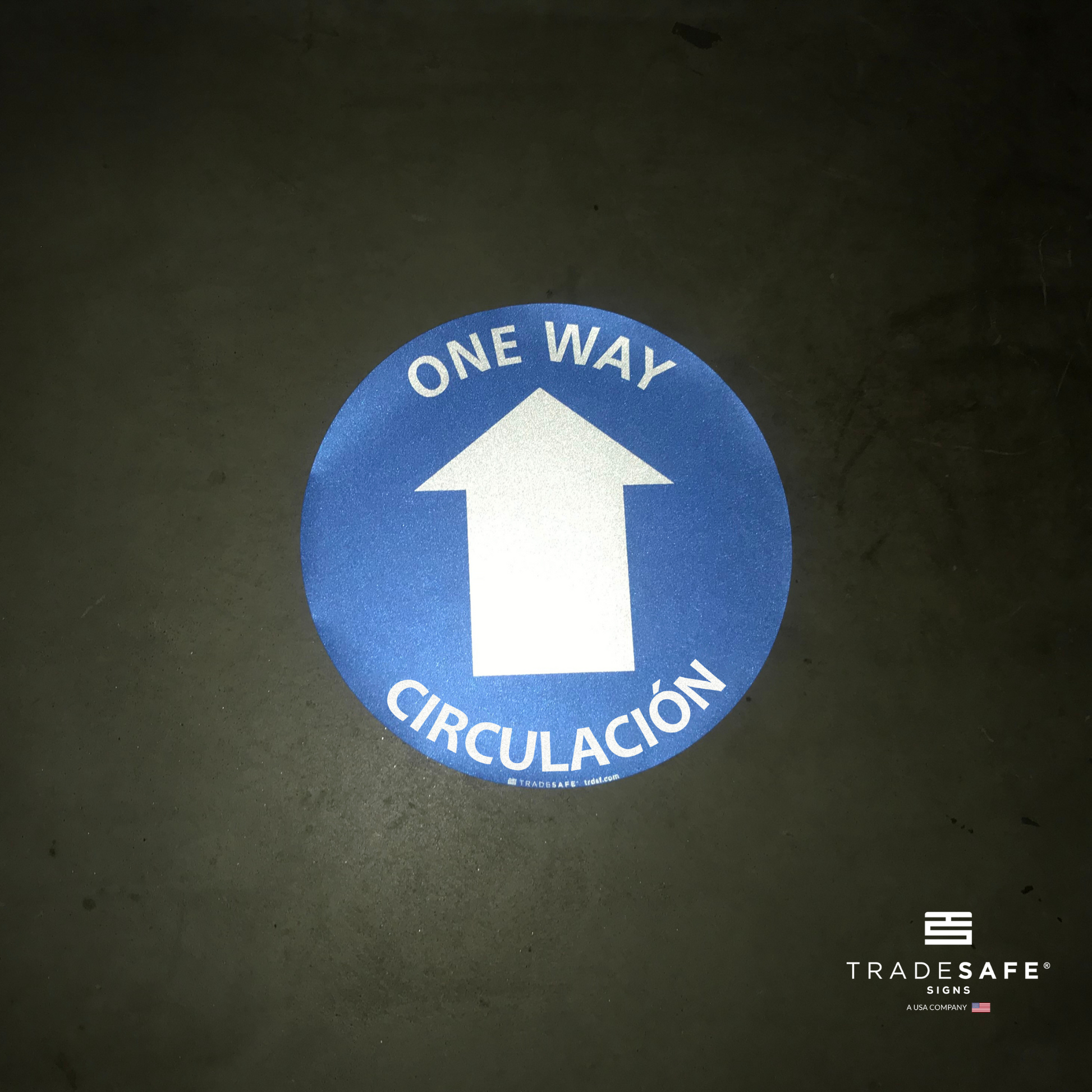 reflective attribute of one way circulación sign on black background