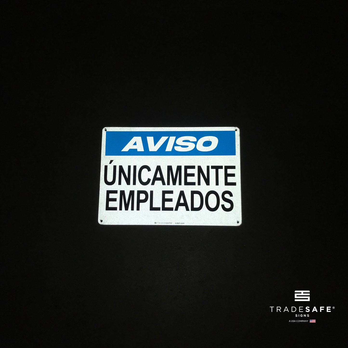 reflective attribute of aviso únicamente empleados sign on black background
