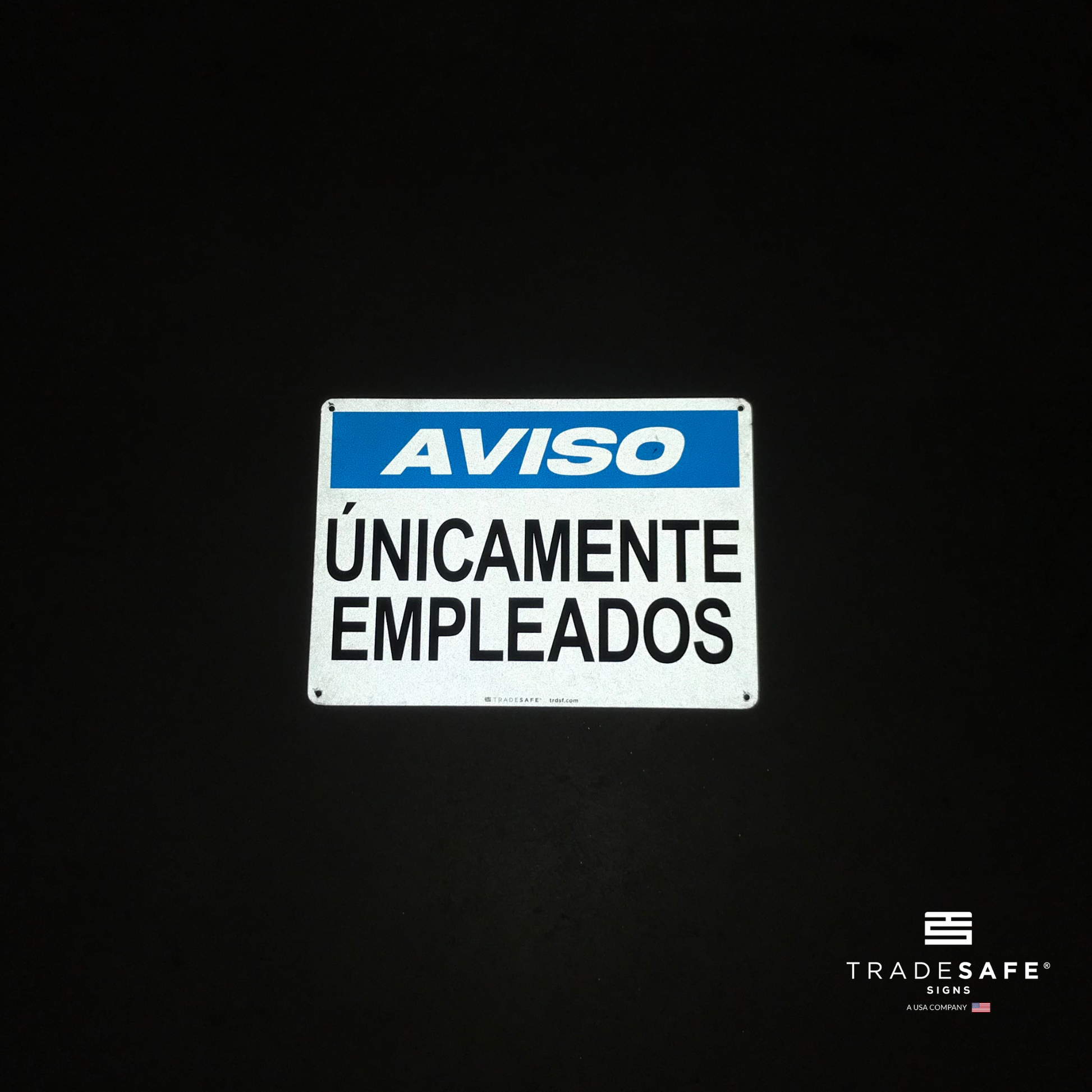 reflective attribute of aviso únicamente empleados sign on black background