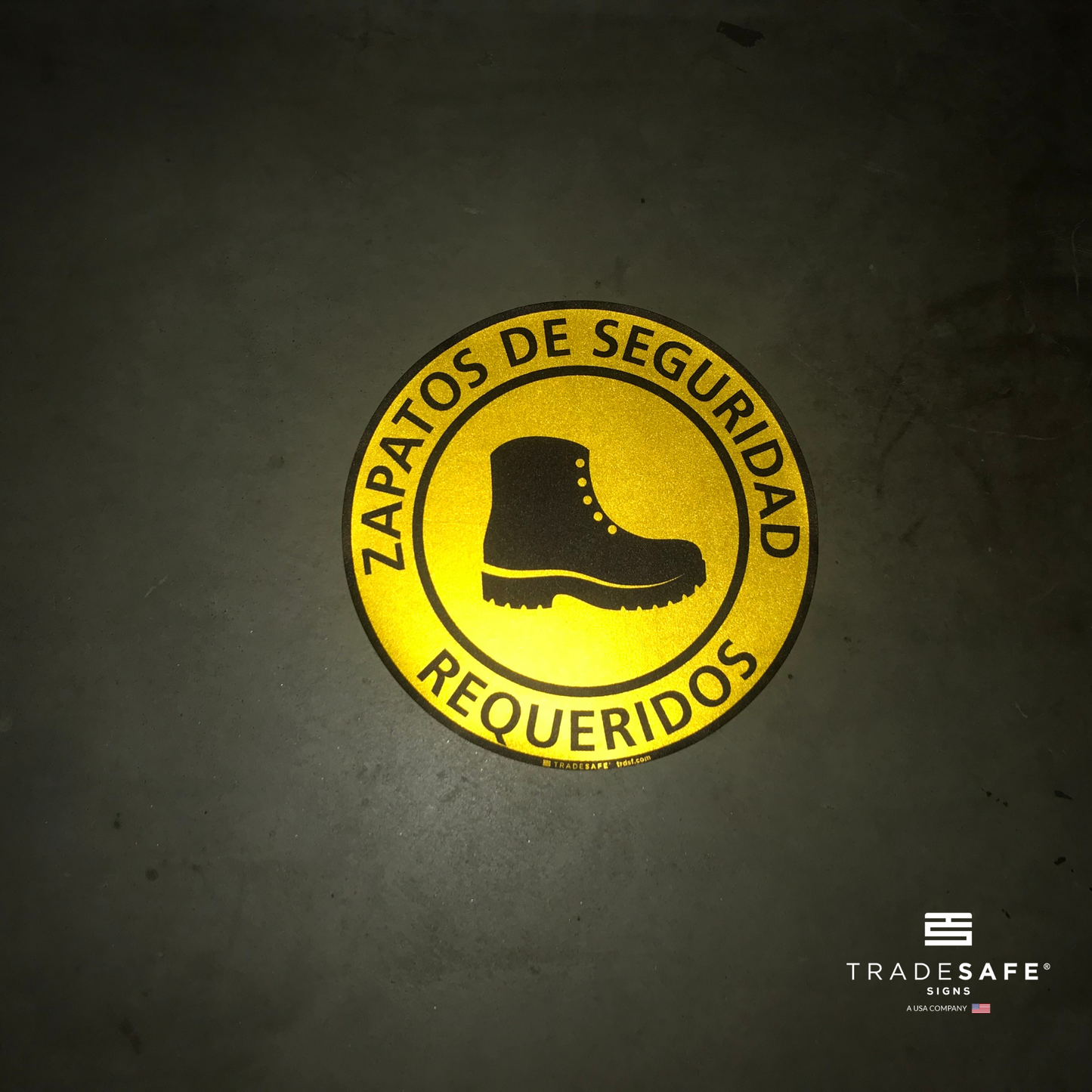 reflective attribute of adhesive vinyl "zapatos de seguridad requeridos" sign in black background