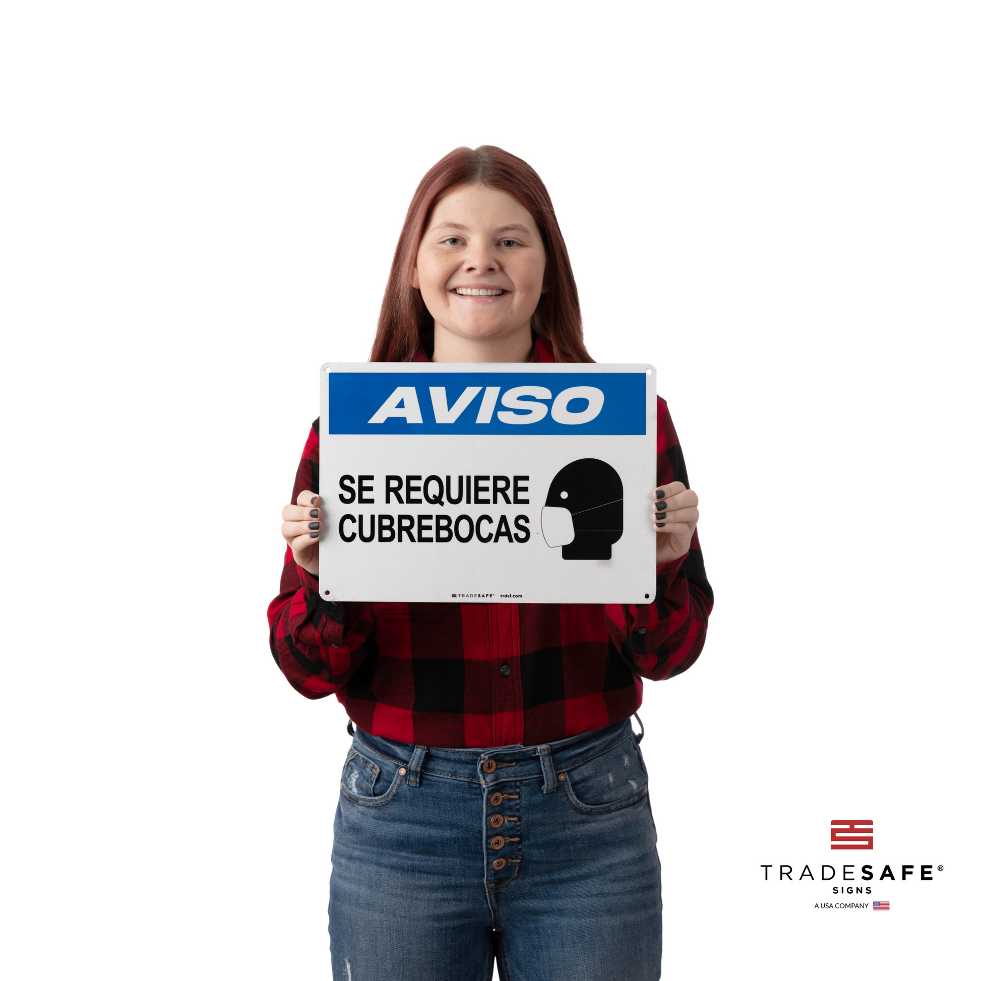 a person holding aviso se requiere cubrebocas sign