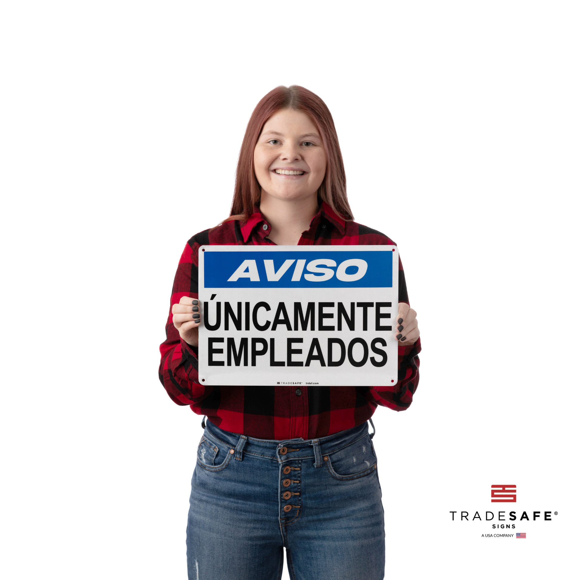 a person holding aviso únicamente empleados sign