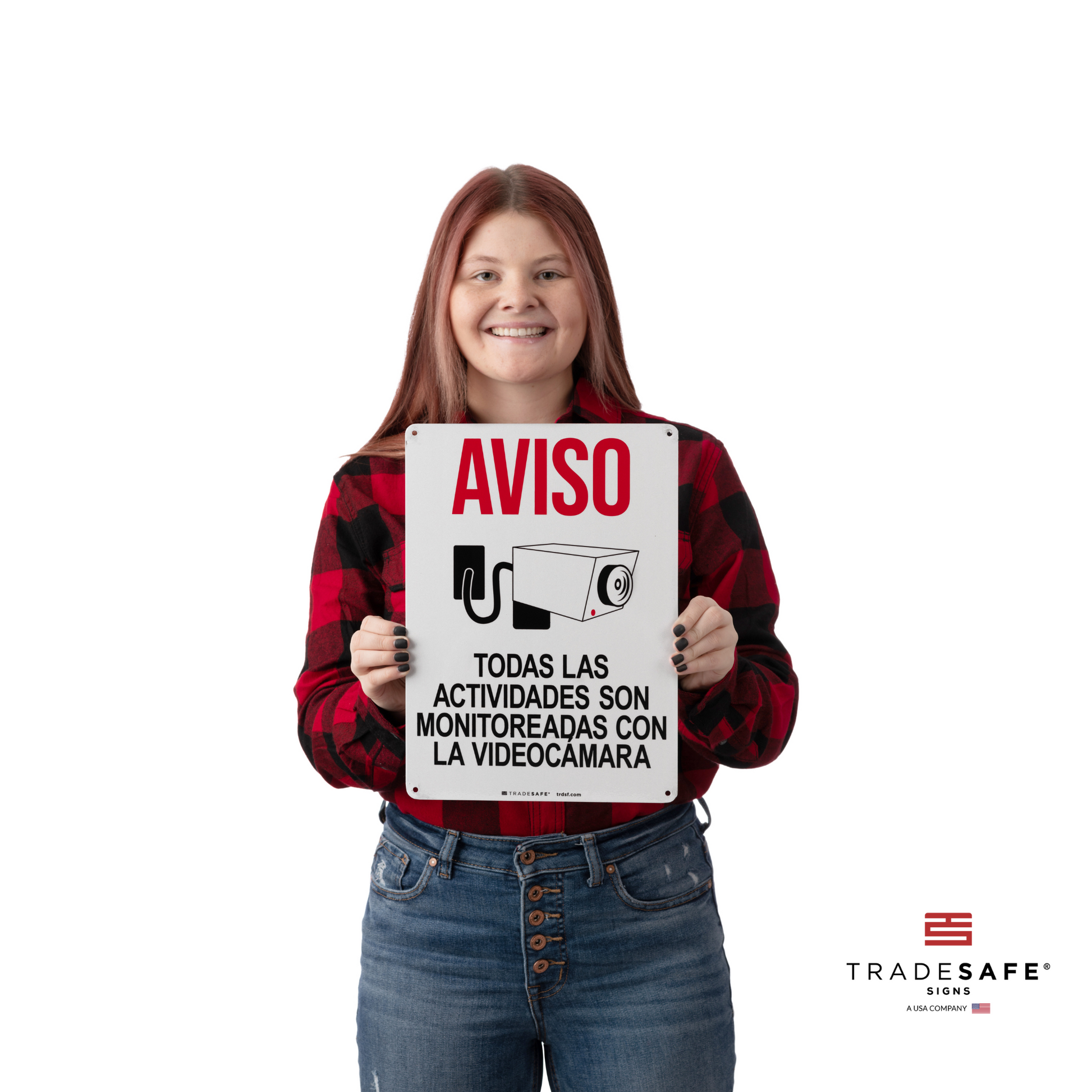 a person holding the facility sign with the text "todas las actividades son monitoreadas con la videocámara"